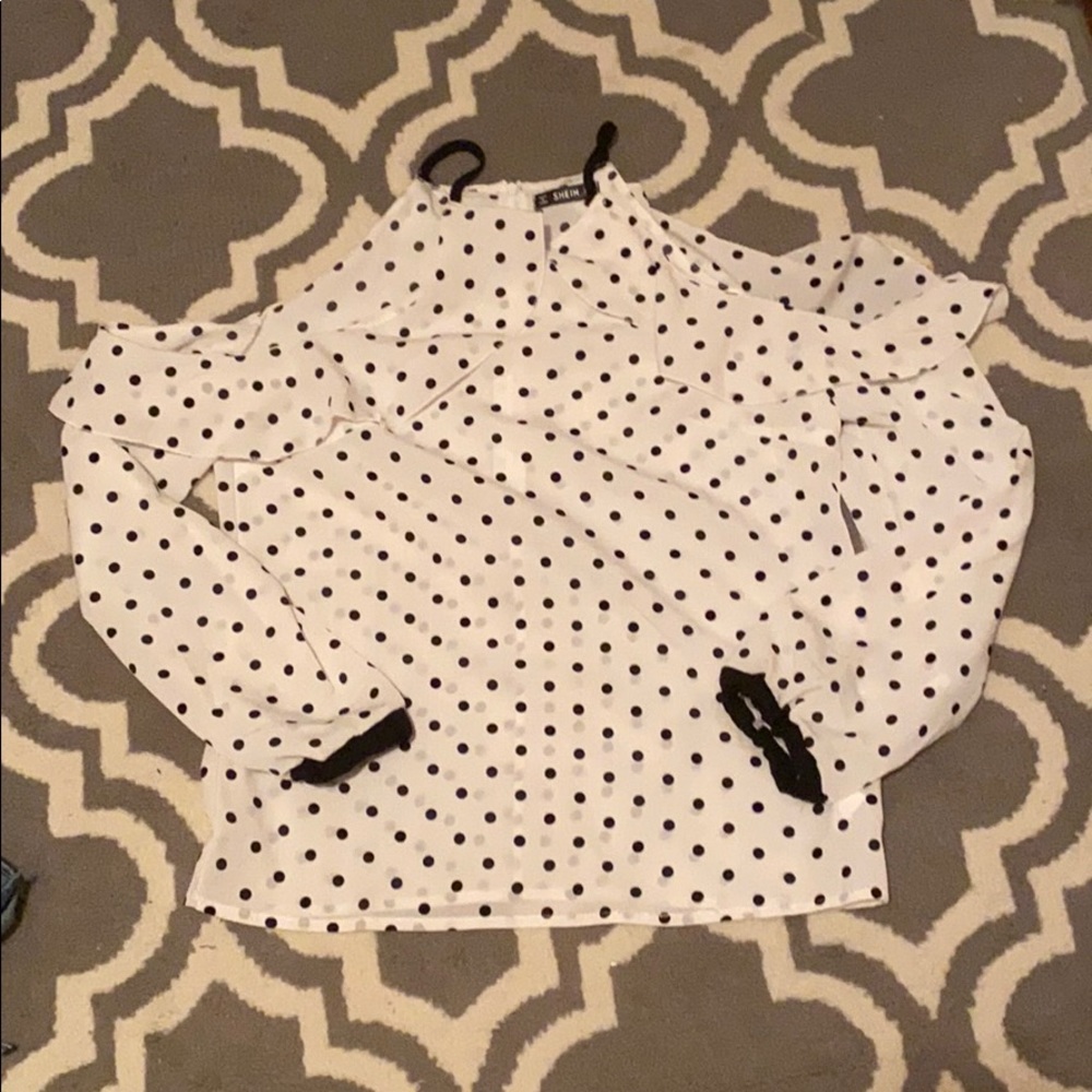 Cold shoulder polka dot top.